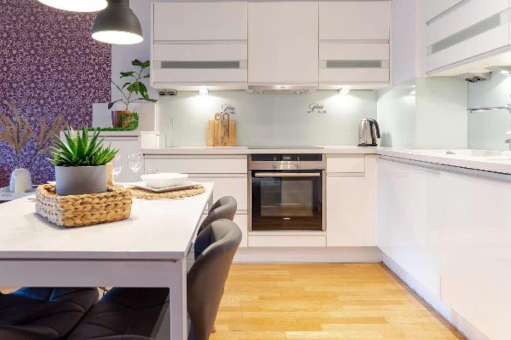 Uroczy Apartament - Angel City Krakau Buitenkant foto