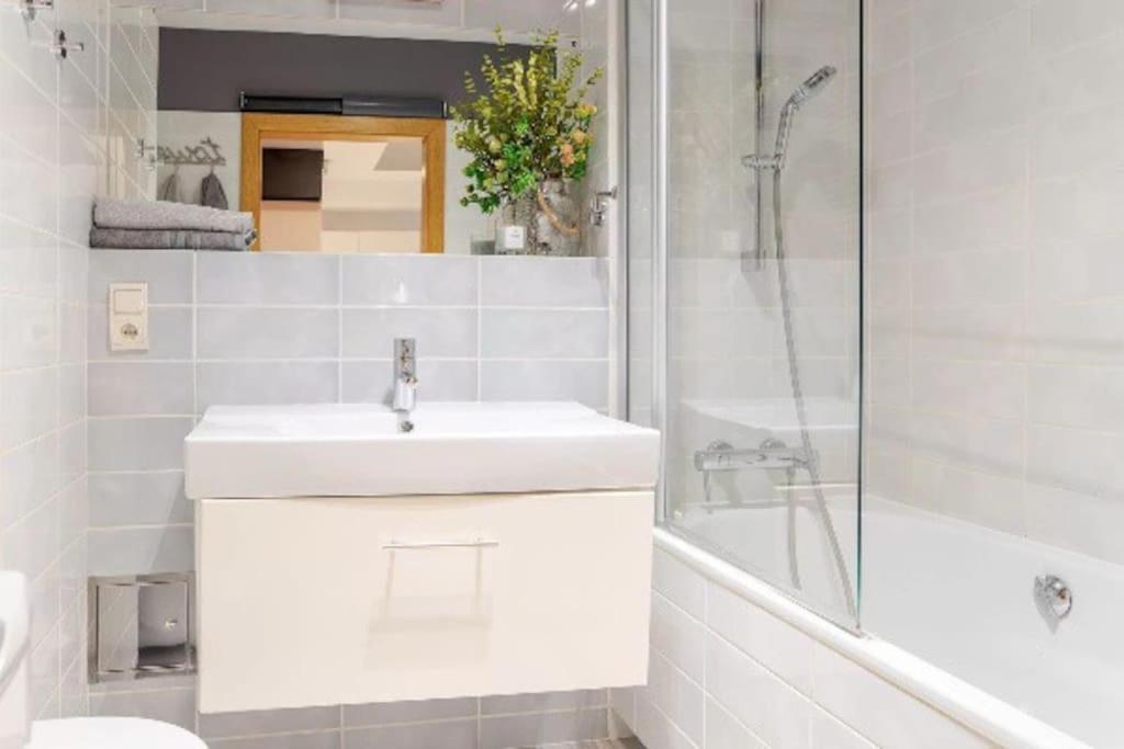 Uroczy Apartament - Angel City Krakau Buitenkant foto